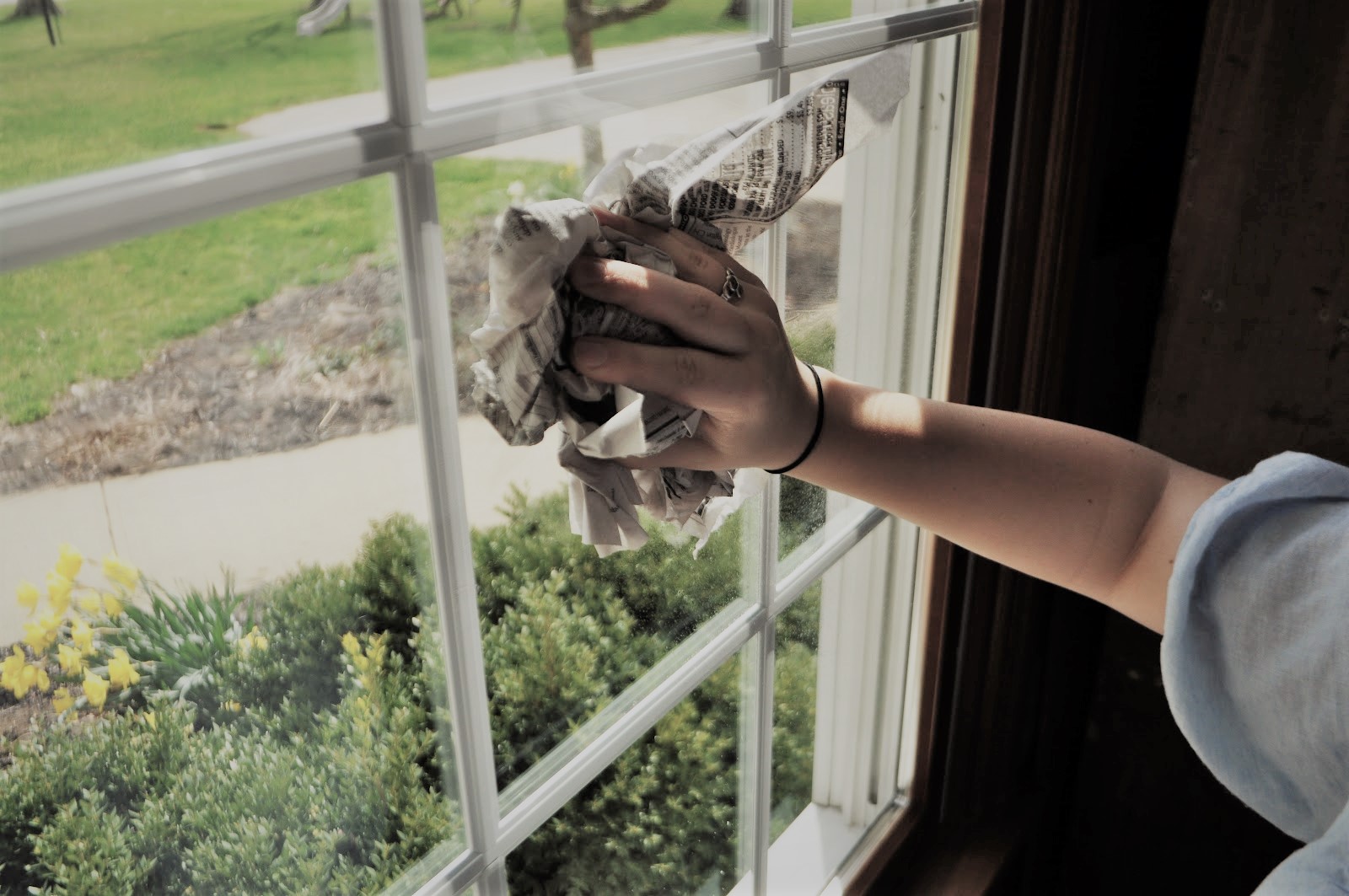 He cleans the windows. Чистые окна. Мытье окон. Мытье окон газетой. Мойка окон газетой.